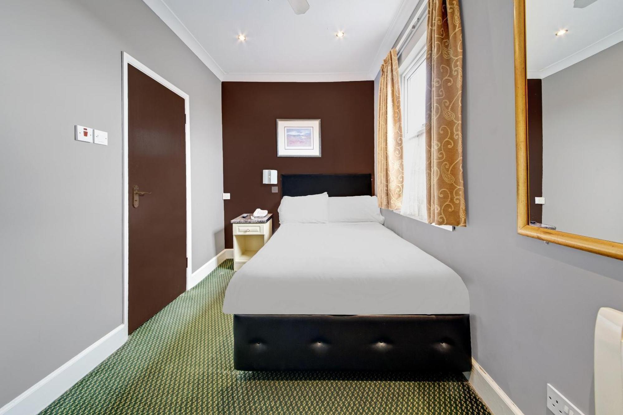 Oyo Bostons Manor Hotel, Hanwell London Hotel