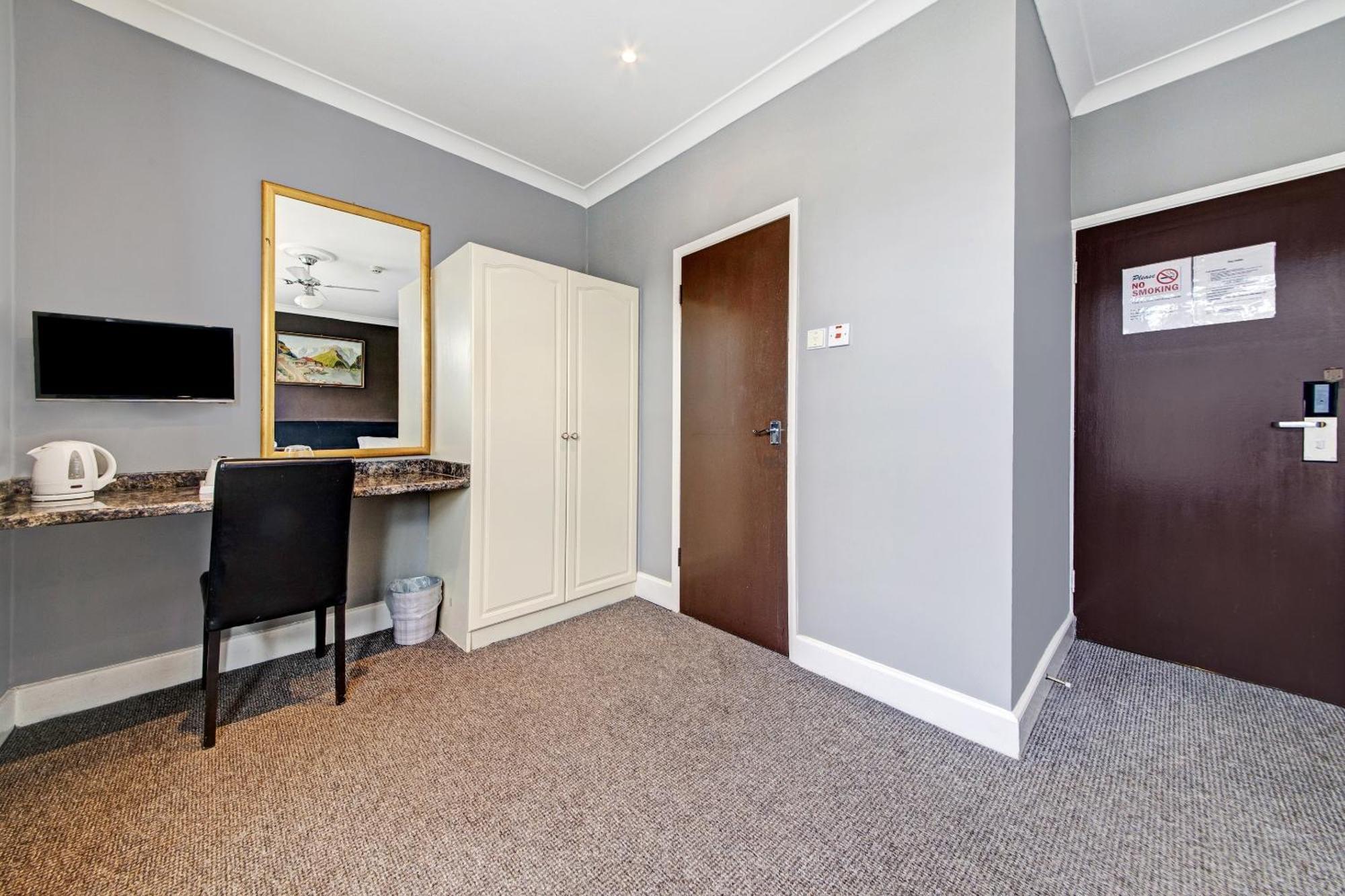 Hotel Oyo Bostons Manor Hotel, Hanwell London 3*