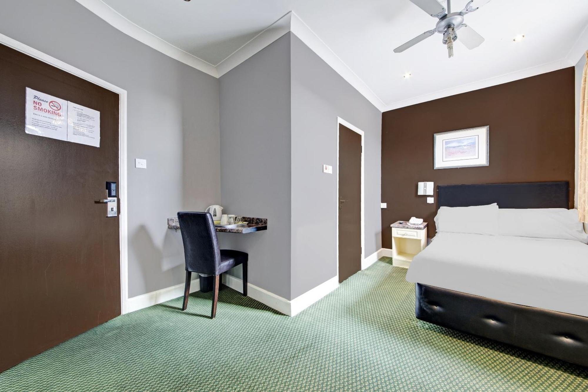 Oyo Bostons Manor Hotel, Hanwell London 3*