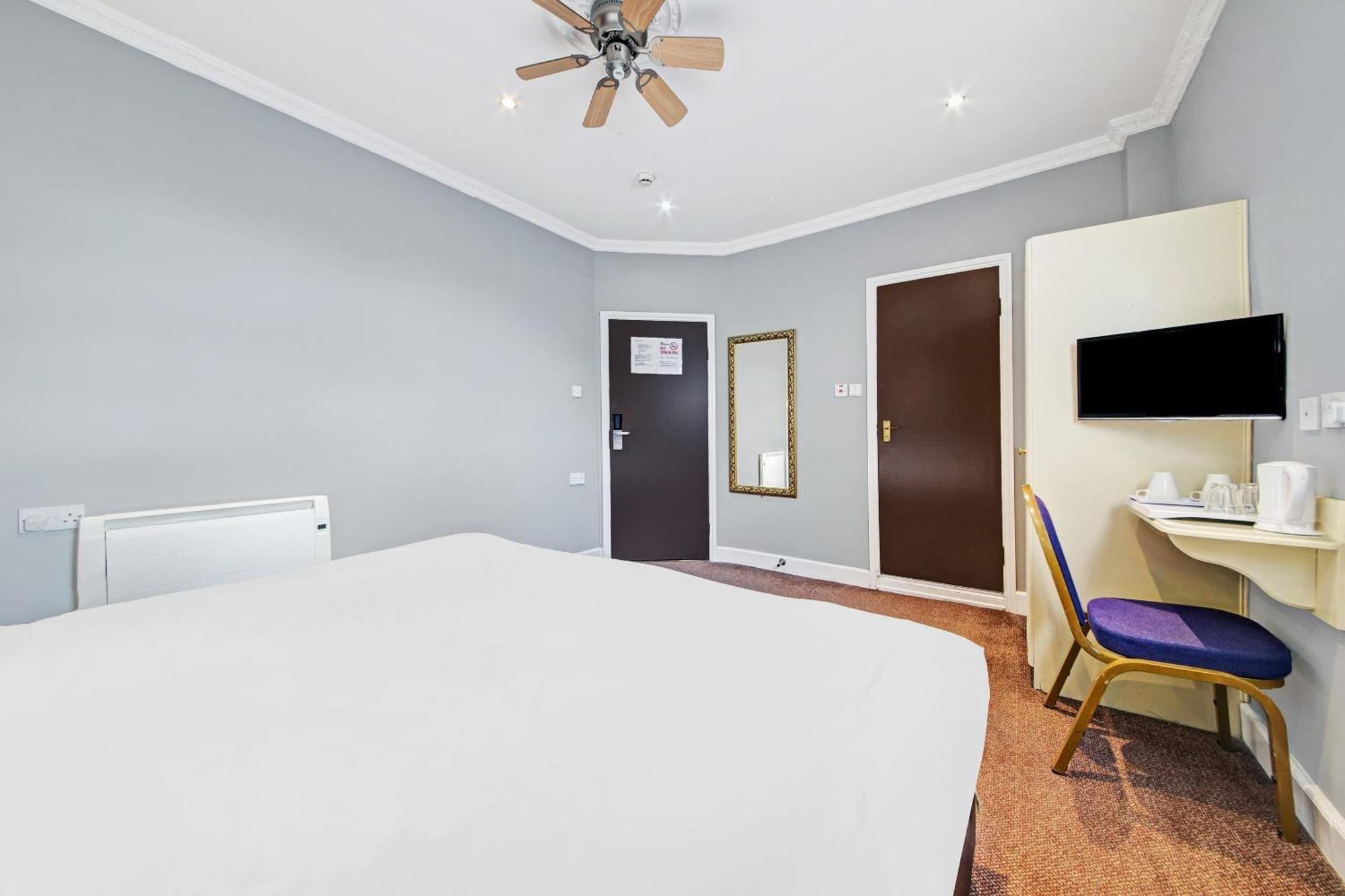 Hotel Oyo Bostons Manor Hotel, Hanwell London