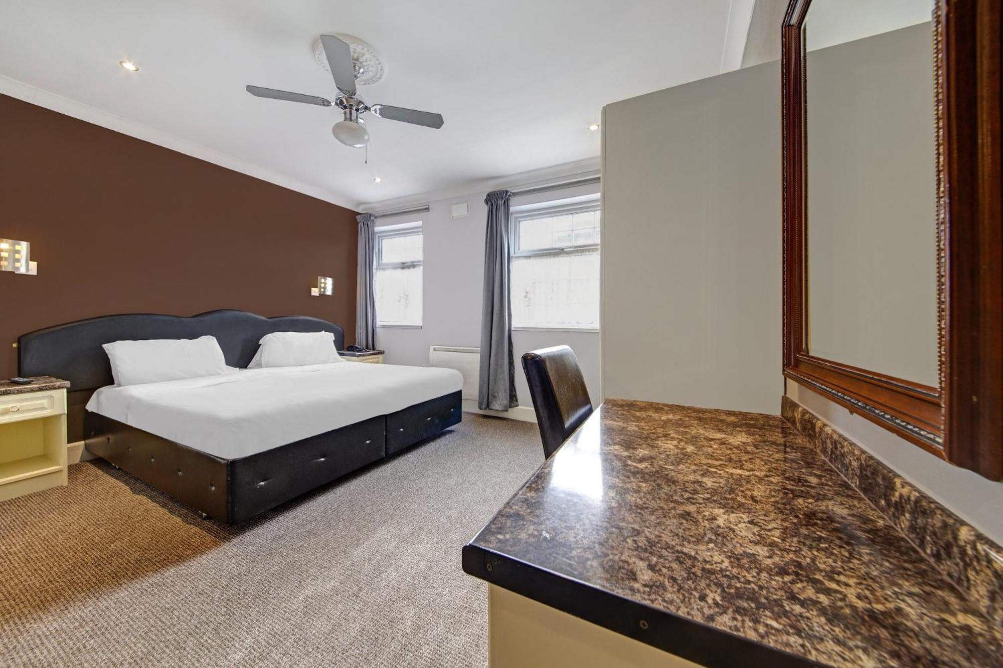 Oyo Bostons Manor Hotel, Hanwell London Hotel 3*